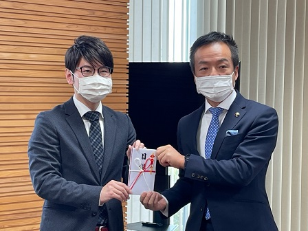 写真：寄附金贈呈式にて　当社代表取締役 木村(左)　下関市 前田市長(右)